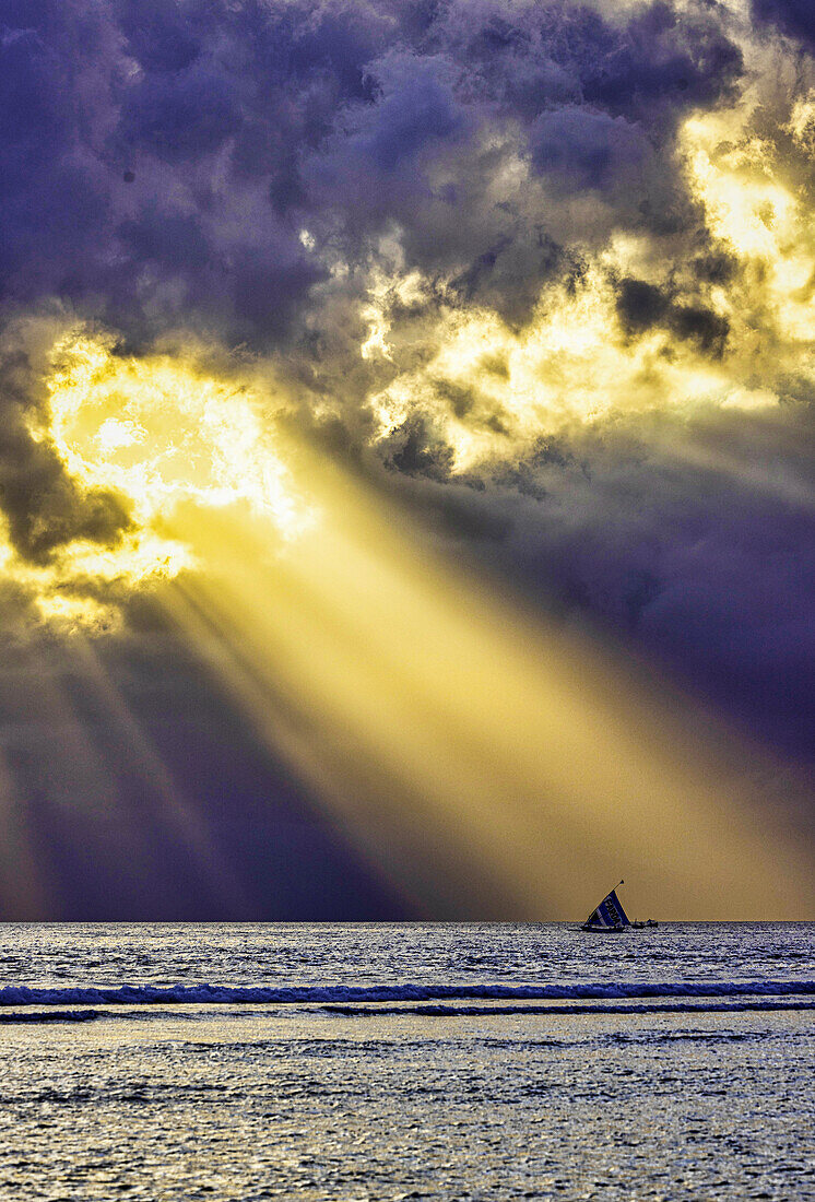 Später Sonnenuntergang mit Blick auf den Vulkan Mount Agung auf der Insel Bali, Indonesien. Der aktive Vulkan erhebt sich 3.014 Meter (9.888') und ist der zweithöchste Vulkan in Indonesien. Gunung Agung (Großer Berg)