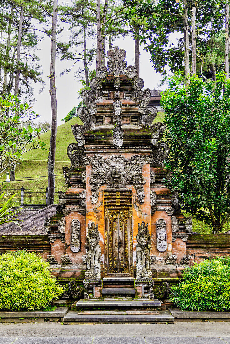 Prächtige Anlage des Saraswati-Tempels mit Heilwasser und Reinigungsbecken