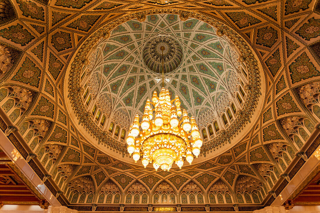 Eine verzierte Decke im Gebetsraum für Männer in der Großen Sultan-Qaboos-Moschee, Maskat, Oman.