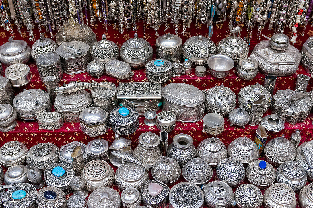 Handgefertigte Silbergegenstände zum Verkauf auf dem Muttrah Souq. Muttrah, Maskat, Oman.