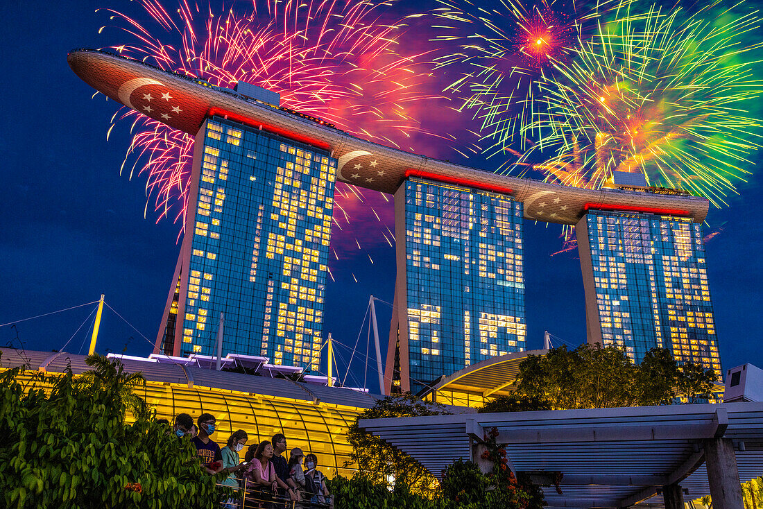 Singapur. Nächtliches Feuerwerk über dem Marina Bay Sands Hotel zur Feier der Unabhängigkeit. (Nur für redaktionelle Zwecke)