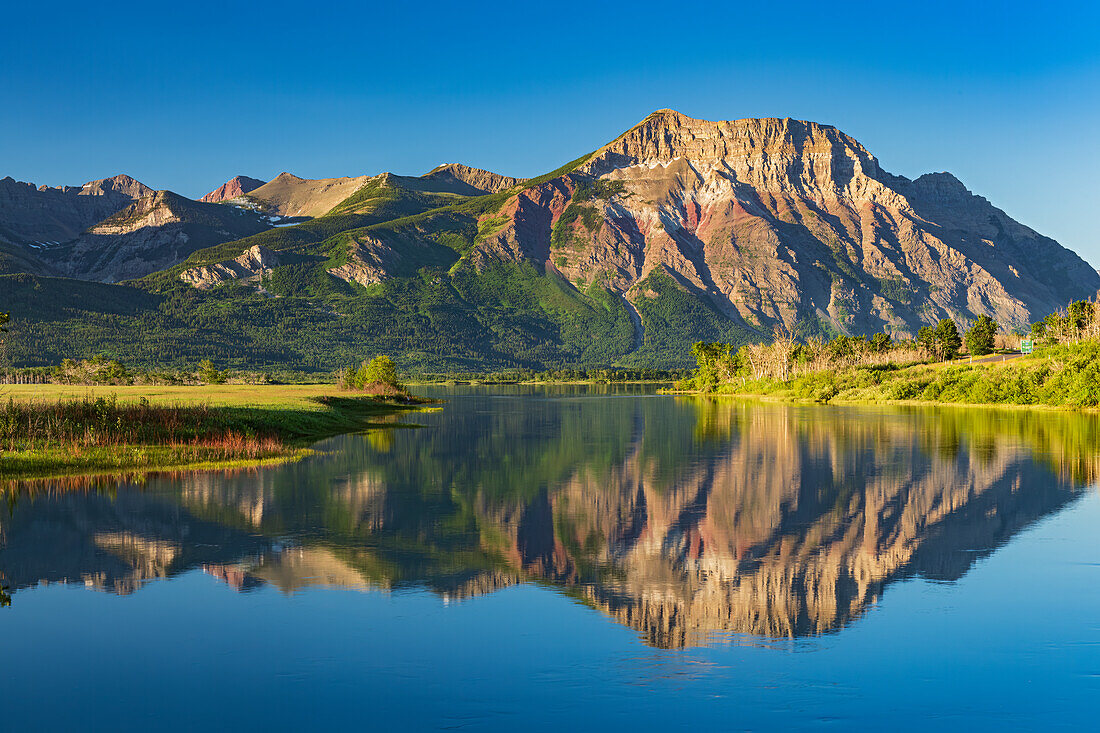 Kanada, Alberta, Waterton Lakes-Nationalpark. Die kanadischen Rocky Mountains spiegeln sich im Lower Waterton Lake.