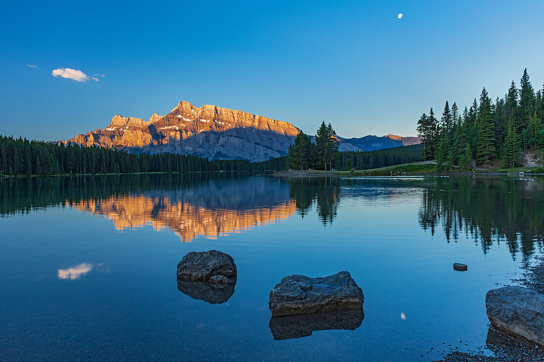 Kanada, Alberta, Banff-Nationalpark. Mt. Rundle spiegelt sich im Two Jack Lake bei Sonnenaufgang.