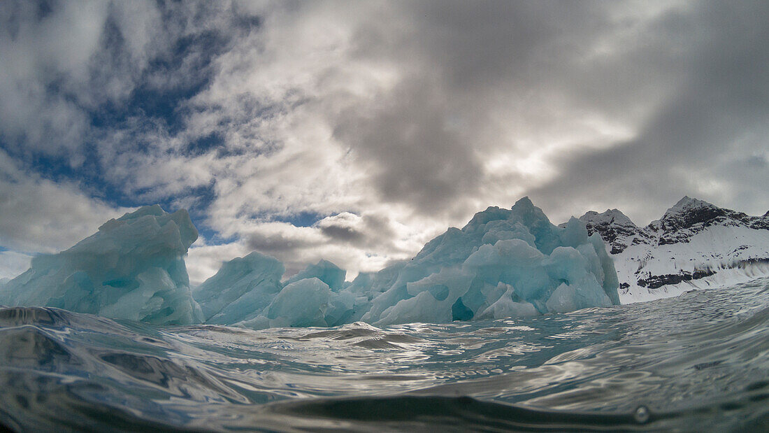 Eisschollen im arktischen Meer. Svalbard, Norwegen