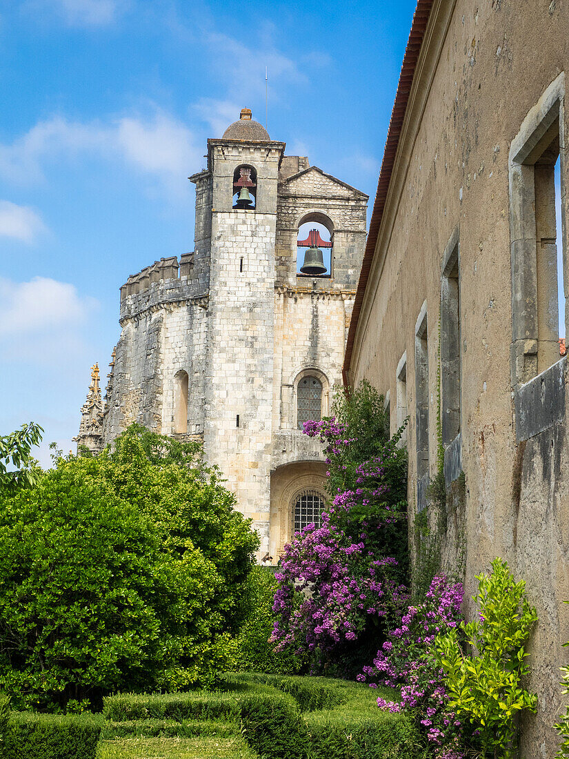 Das Kloster des Christusordens war ursprünglich eine Hochburg der Templer aus dem 12. Die portugiesischen Templer wurden später in Ritter des Christusordens umgewandelt, die Portugals maritime Entdeckungen des 15. Jahrhunderts unterstützten.