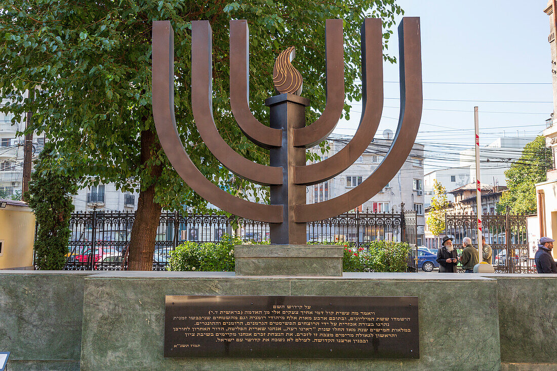 Rumänien, Bukarest, Choraltempel. Synagoge. Kopie der Großen Synagoge in Wien. Menorah-Skulptur außen. (Nur für redaktionelle Zwecke)