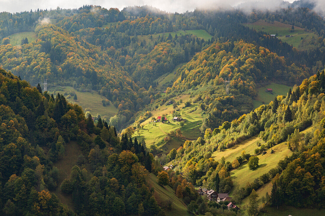 Rumänien, Transsilvanien. Bunte, weiße Berglandschaft.