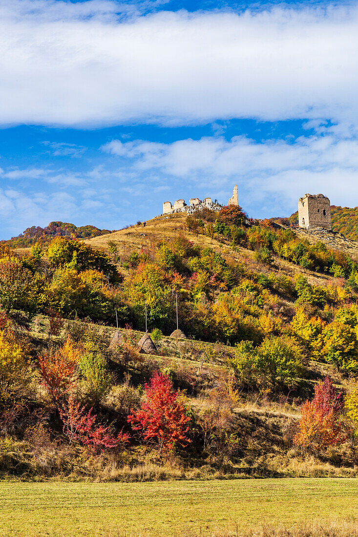 Rumänien, Transsylvanien. Coltesti Schloss 11. Jahrhundert Ruinen. Territoriale Trascau Berg Ansichten.