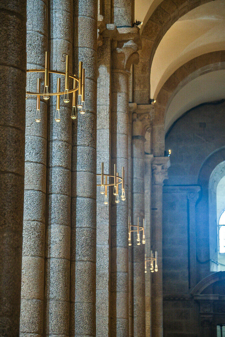 Spanien, Galicien. Santiago de Compostela, Kronleuchter im Inneren der Kathedrale von Santiago de Compostela