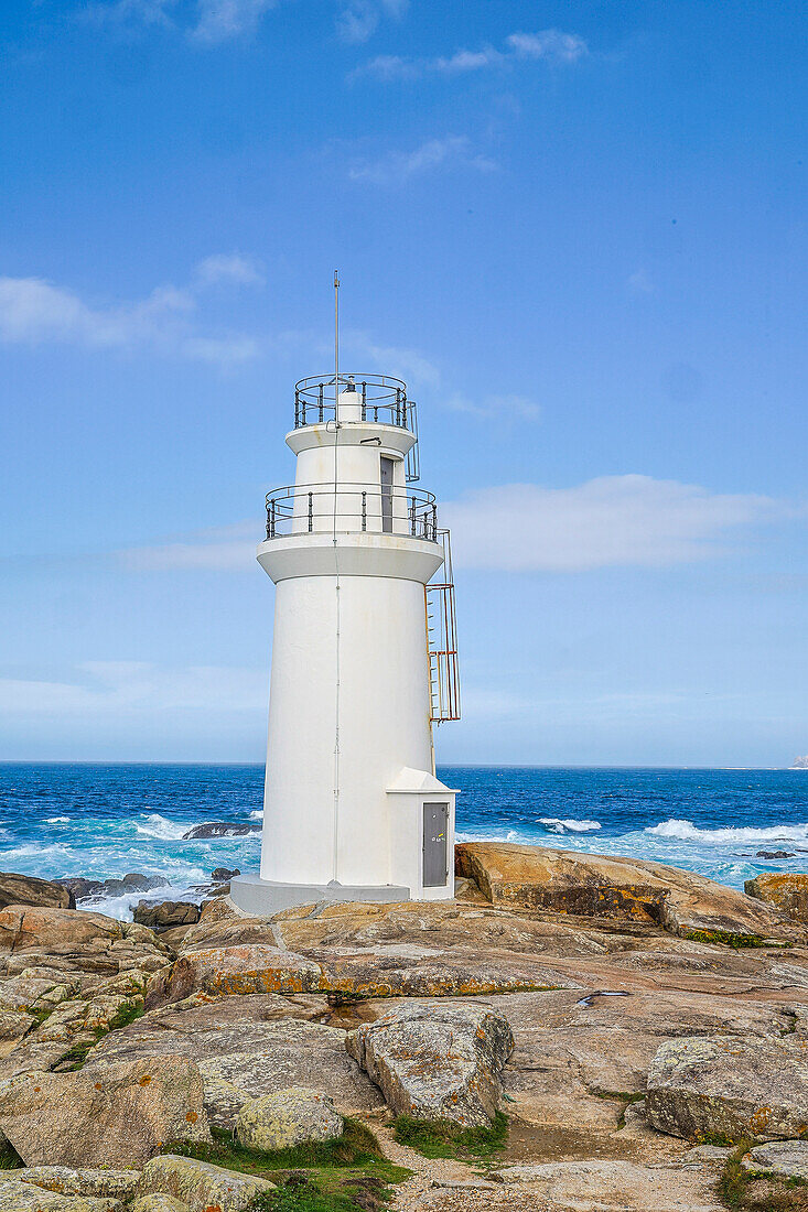 Spanien, Galicien. Meeresküste und Leuchtturm von Muxia