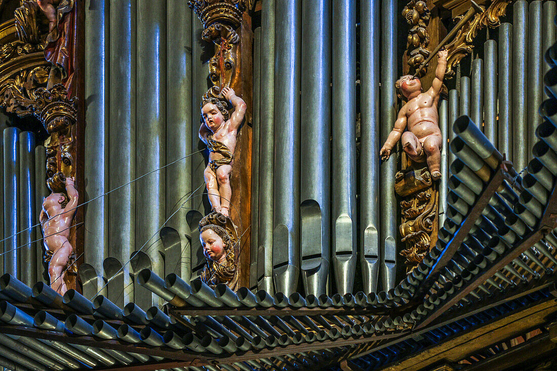 Spanien, Galicien. Kathedrale in Santiago de Compostela, mit Putten geschmückte Orgelpfeifen