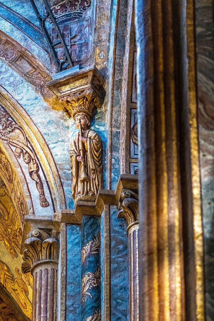 Spanien, Galicien. Kathedrale in Santiago de Compostela, eine der vielen Statuen, die die Säulen der Kathedrale schmücken