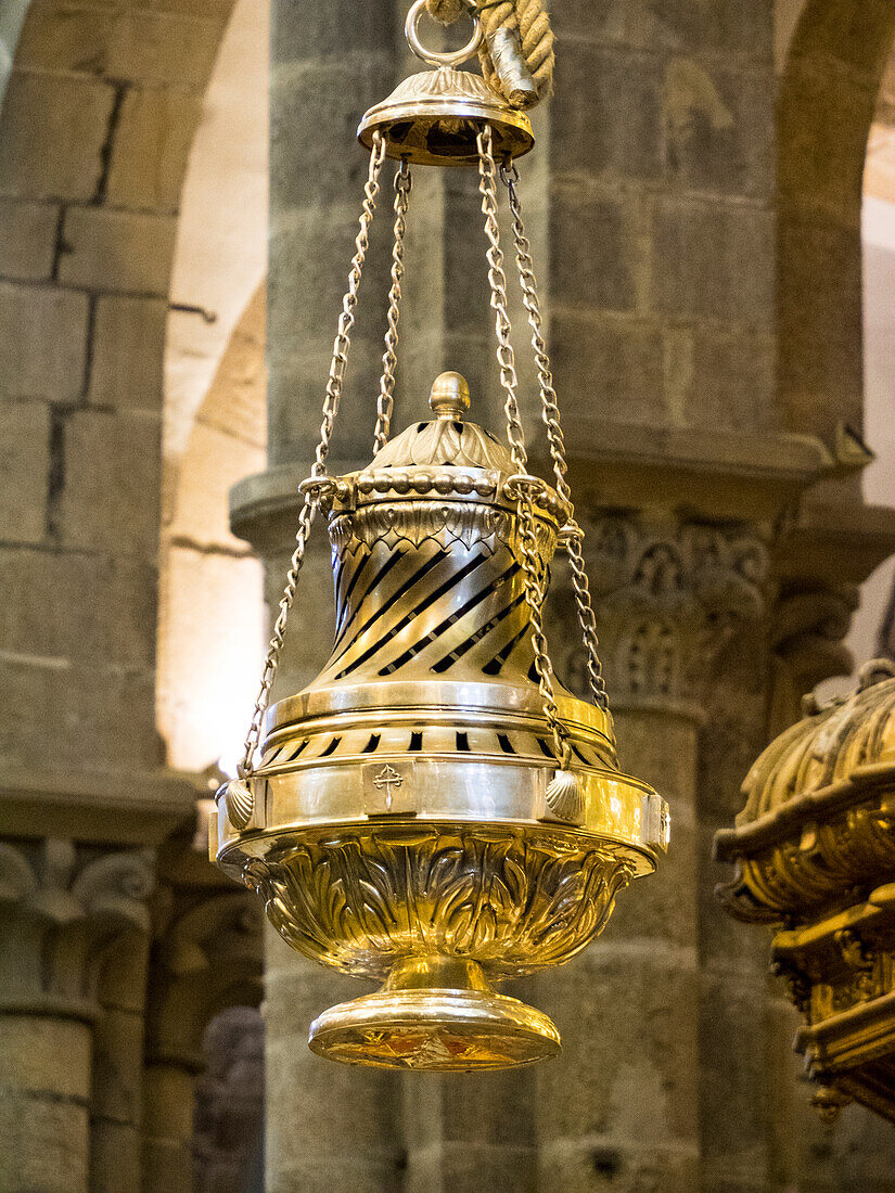 Der Botafumeiro, der berühmte silberne Weihrauchbehälter, der im Mittelschiff der Kathedrale von Santiago de Compostela, Spanien, hängt.