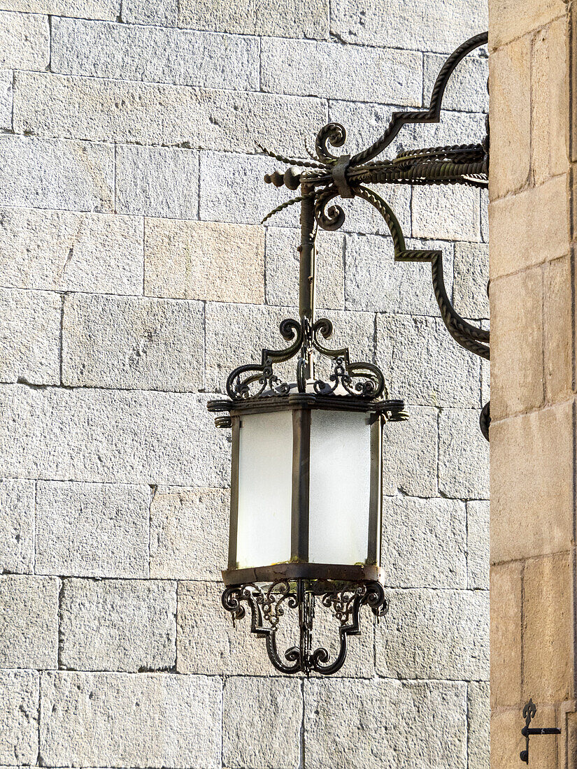 Alte Straßenlaterne in den Straßen von Santiago de Compostela.