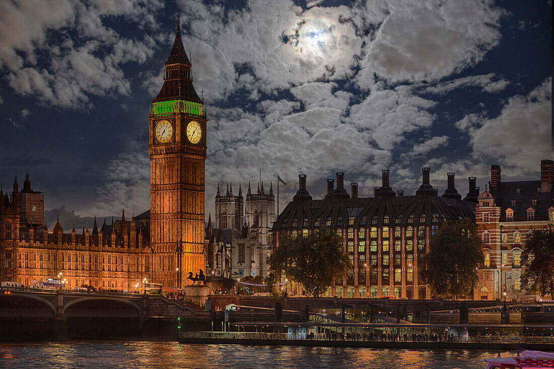 Großbritannien, London. Big Ben und Parlamentsgebäude im Mondlicht.