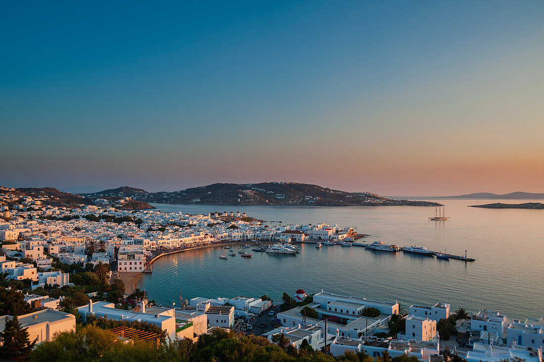 Ein malerischer Blick auf Chora und das nahe gelegene Meer bei Sonnenuntergang. Chora, Insel Mykonos, Kykladeninseln, Griechenland.