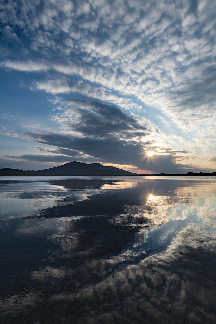 Irland, Lough Leane. Sonnenuntergangsspiegelungen auf dem See.