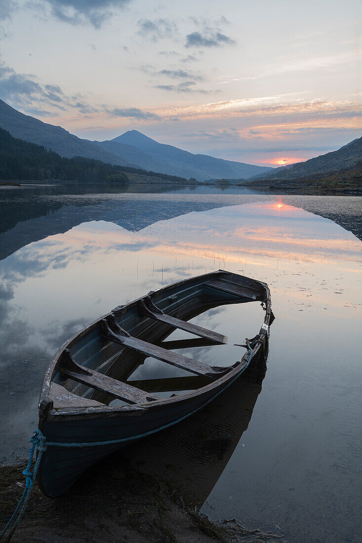 Irland, Cummeenduff-See. Teilweise untergetauchtes Boot auf dem See.