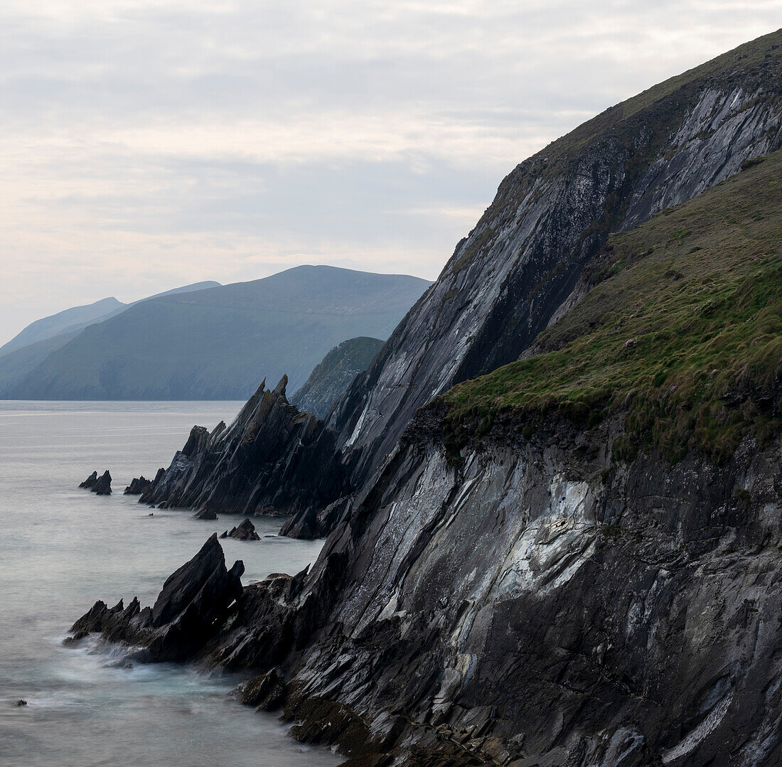 Irland, Grafschaft Kerry, Dunmore Head. Felsige Klippen erheben sich aus dem Meer.