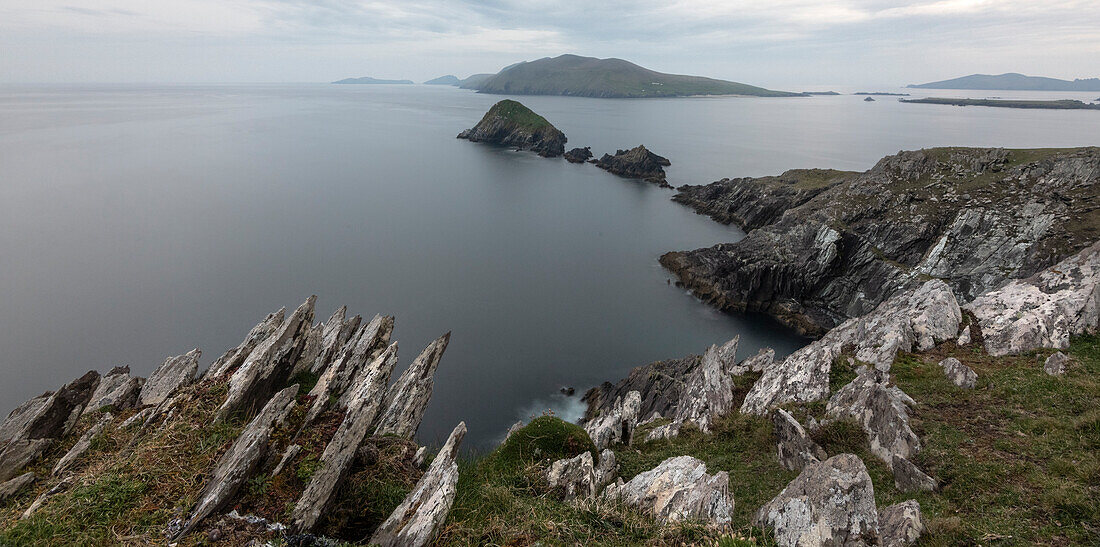 Irland, Grafschaft Kerry, Dunmore Head. Felsige Klippen erheben sich aus dem Meer.