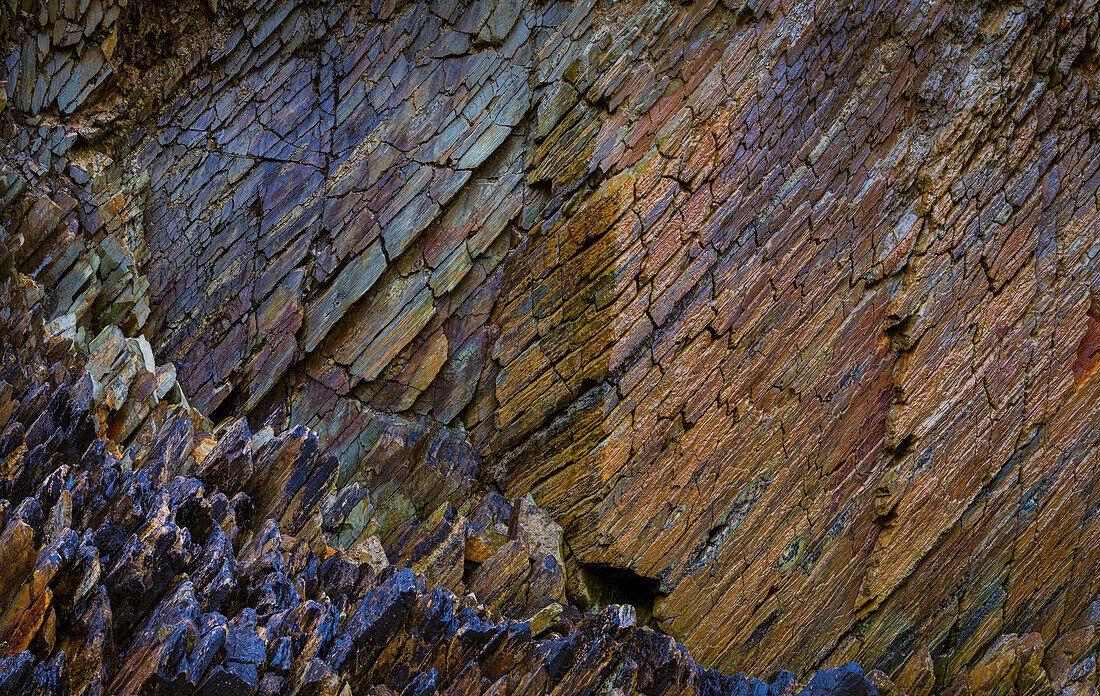 Irland, Ferriter's Cove. Nahaufnahme der Farben einer Felswand.