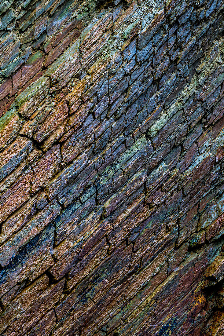 Irland, Ferriter's Cove. Nahaufnahme der Farben einer Felswand.