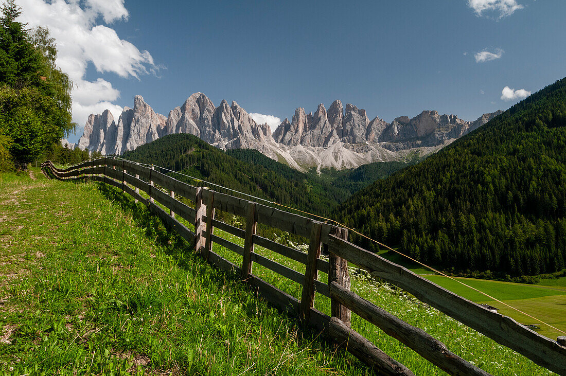 Blick auf die Geislergruppe vom Funes-Tal aus. Funes, Trentino Südtirol, Italien.