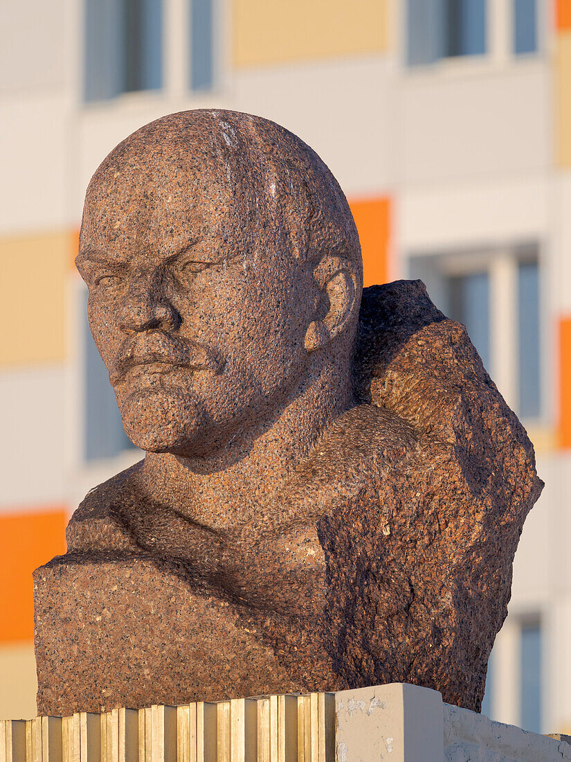 Büste von Lenin. Russische Kohlebergbaustadt Barentsburg am Fjord Gronfjorden. Die Kohlemine ist noch in Betrieb. Arktische Region, Skandinavien, Norwegen, Svalbard. (Nur für redaktionelle Zwecke)