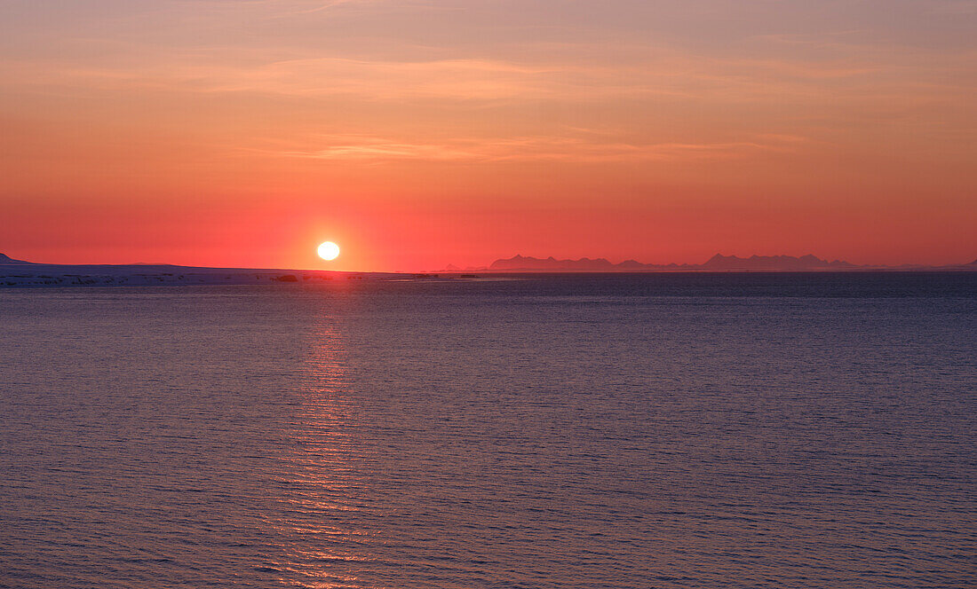 Sonnenuntergang über Gronfjorden und Isfjorden, Insel Spitzbergen. Arktische Region, Skandinavien, Norwegen, Svalbard