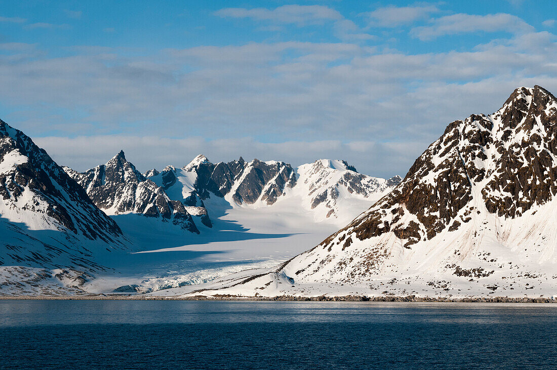 Blick auf eisbedeckte Berge und ein Eisfeld am Magdalenefjord, Insel Spitzbergen, Svalbard, Norwegen.