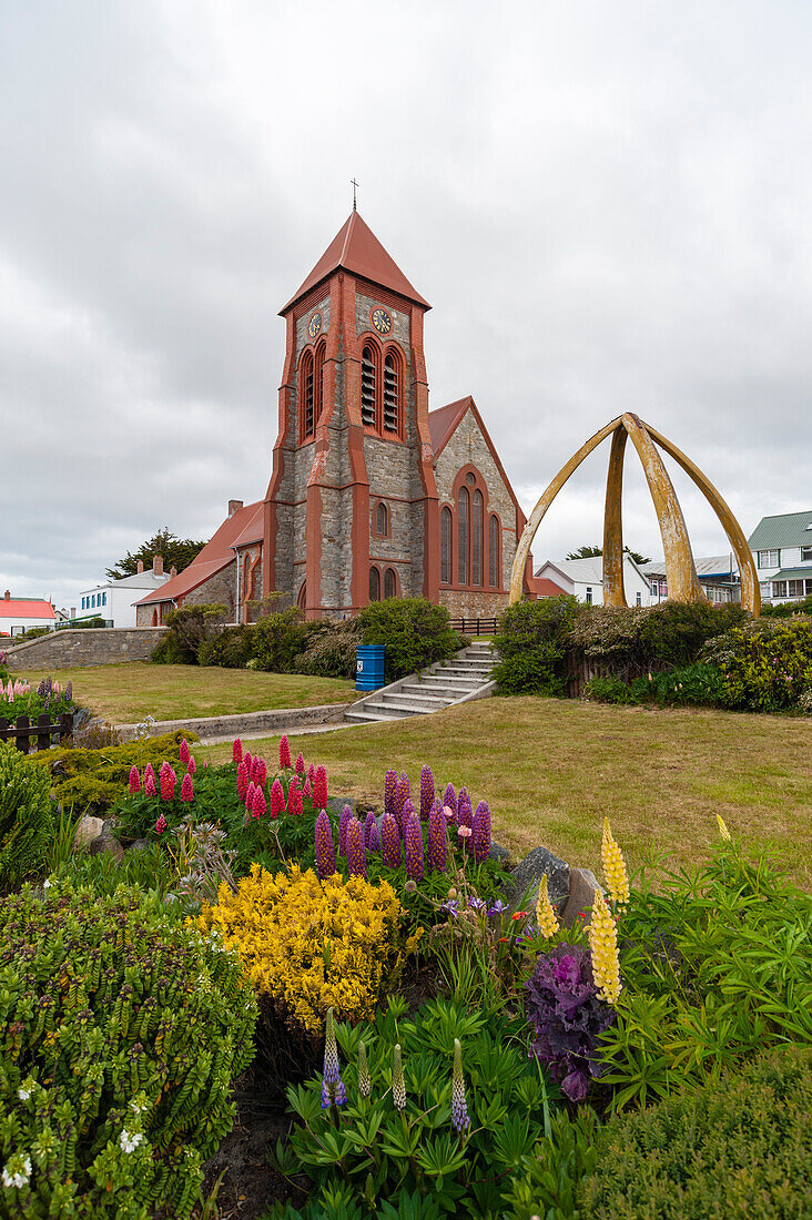 Christ Church Cathedral und der Whalebone Arch in Stanley, der Hauptstadt der Falklandinseln. Stanley, Falklandinseln.