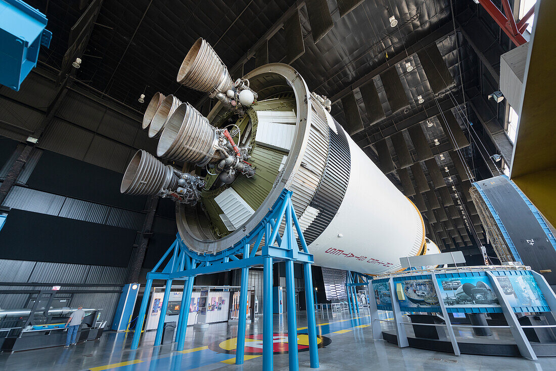 Rocketdyne J-2 Triebwerke auf der S-II (zweite Stufe) der Saturn V Mondrakete. Davidson Center for Space Exploration: Saturn V Halle. U.S. Space and Rocket Center, Huntsville, Alabama.