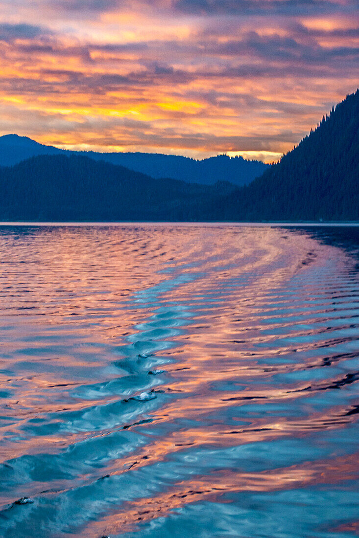 USA, Alaska, Tongass National Forest. Sonnenuntergangsreflexionen auf dem Wasser des Einlasses.