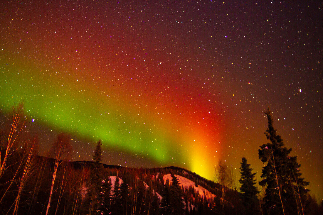 USA, Alaska, Chena Hot Springs Resort. Aurora Borealis und Berg.