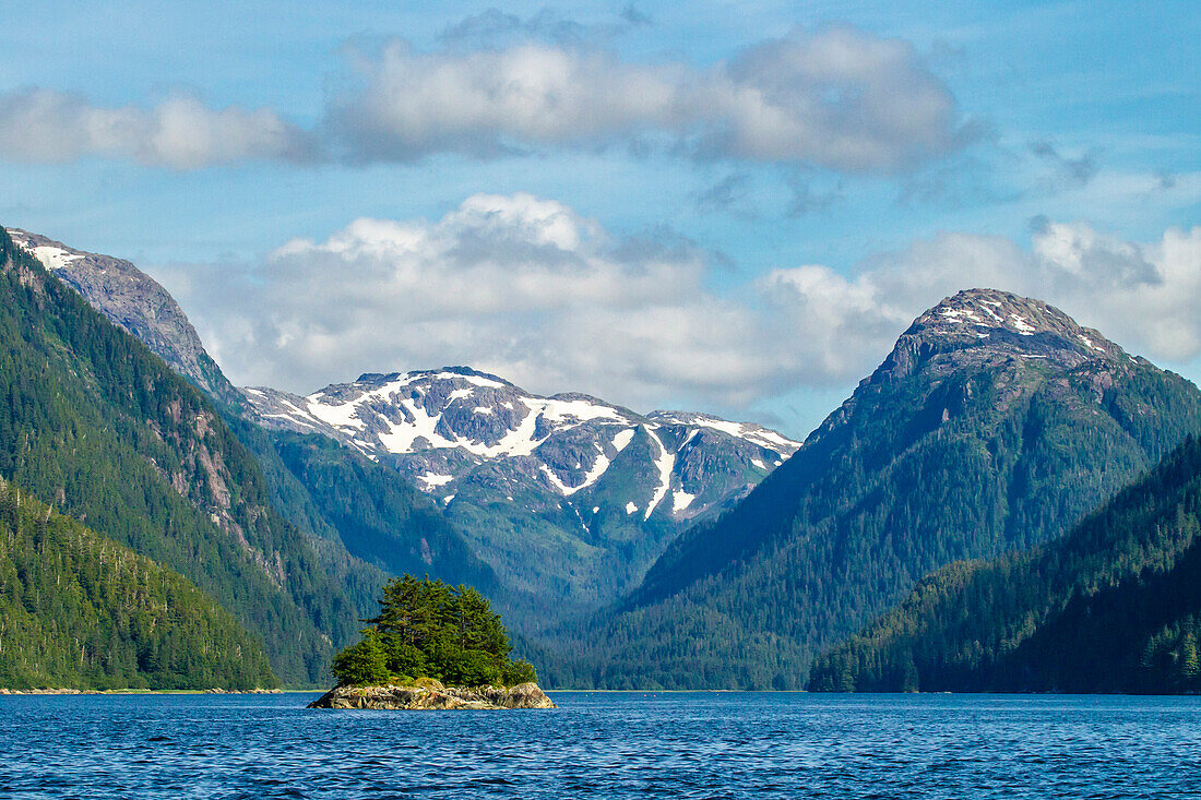 USA, Alaska, Tongass National Forest. Landschaft mit Berg und Insel in der Bucht.