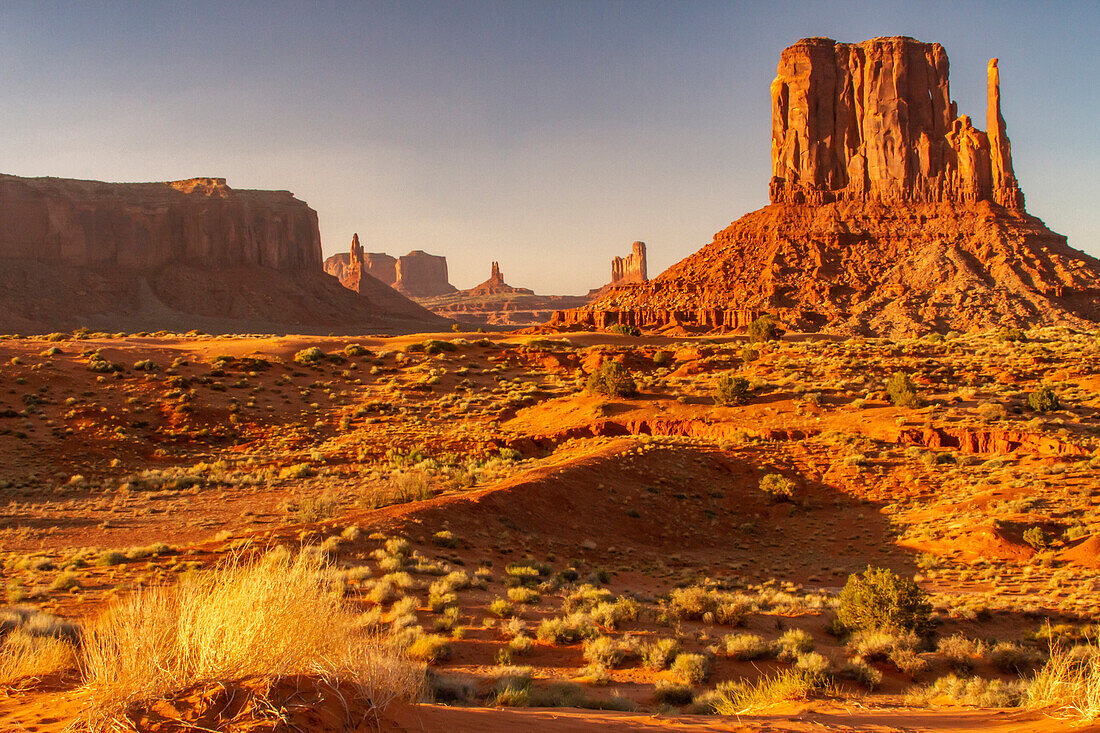 USA, Arizona, Monument Valley Navajo Stammespark. Die Mittens-Felsformationen.