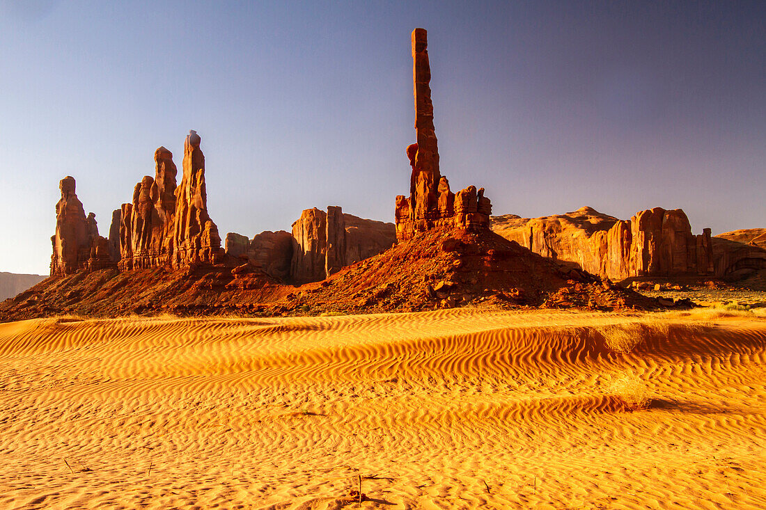 USA, Arizona, Monument Valley Navajo Stammespark. Erodierte Formationen und Sanddünen.