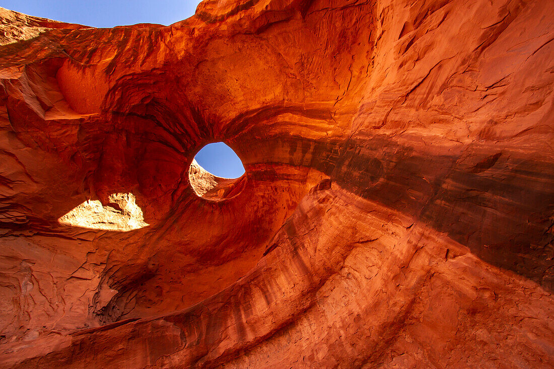 USA, Arizona, Monument Valley Navajo Stammespark. Big Hogan Arch und Loch im Fels.