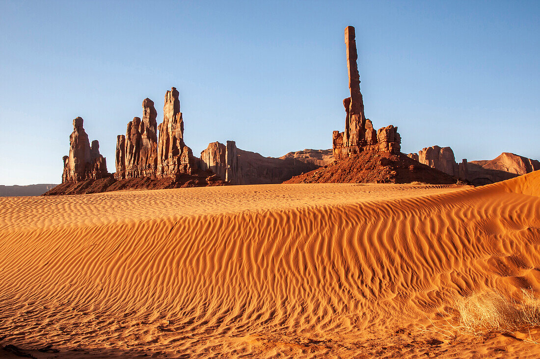 USA, Arizona, Monument Valley Navajo Stammespark. Erodierte Formationen und Sanddünen.