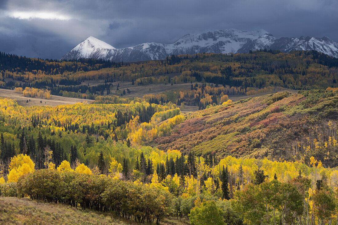 USA, Colorado, Uncompahgre-Nationalforst. Sturmscheinwerfer leuchten auf Dolores Peak im Herbst.