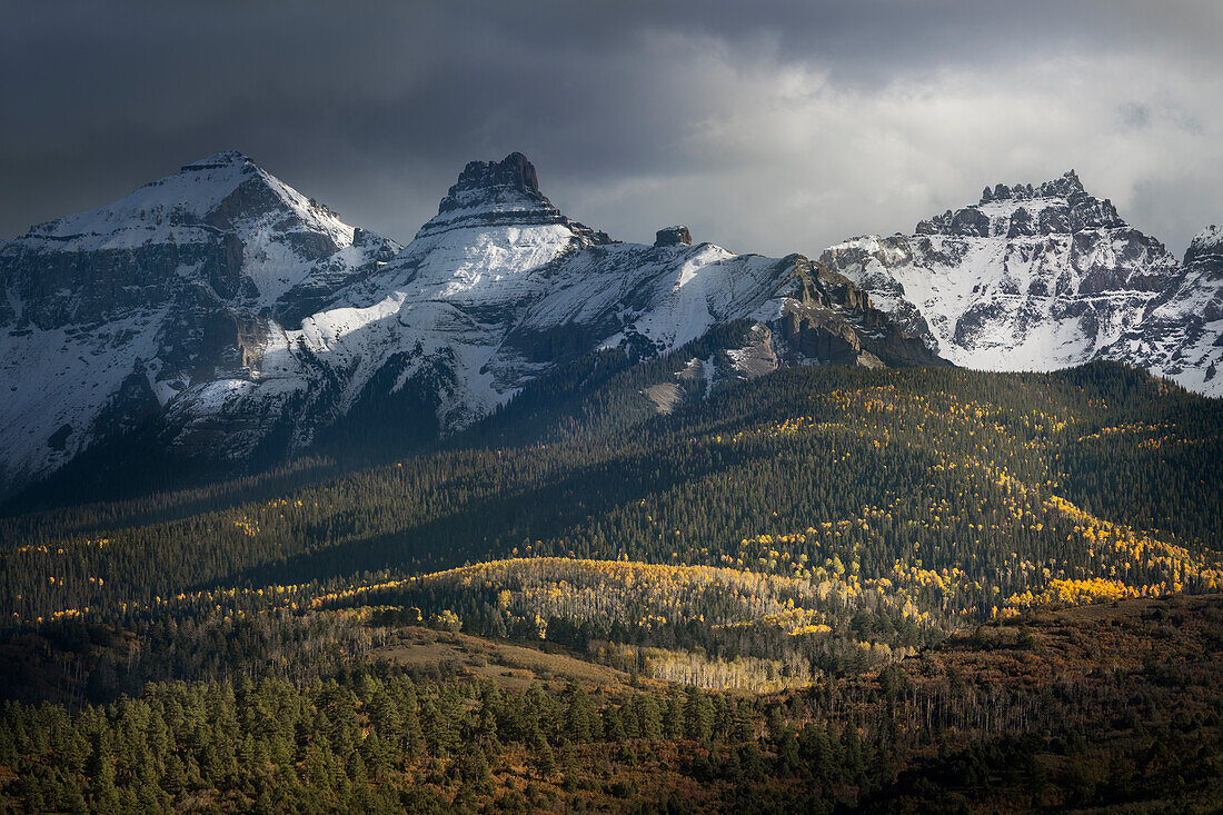 USA, Colorado, Uncompahgre National Forest. Mt Sneffels mit Sturm und Wald im Herbst.