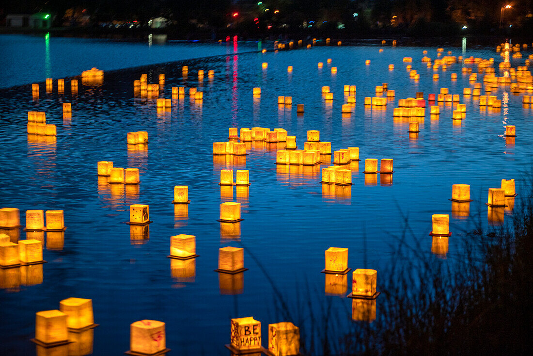 USA, Colorado Springs. Wasserlaternenfest am Prospect Lake.