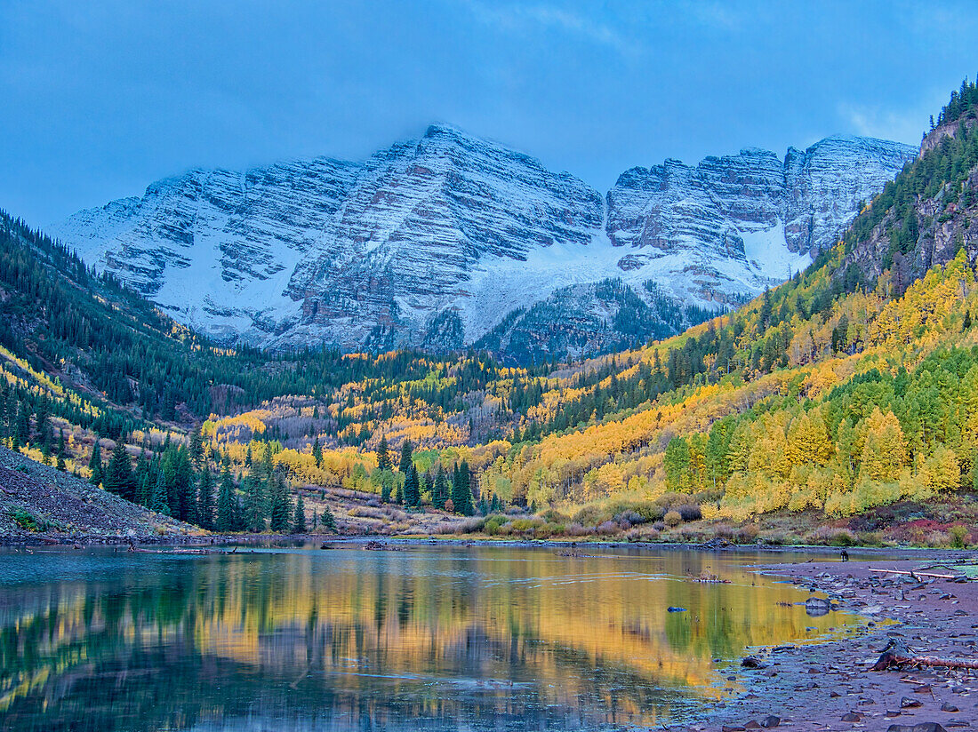 USA, Colorado, Aspen. Maroon Bells, schneebedeckte Espen und Tannen