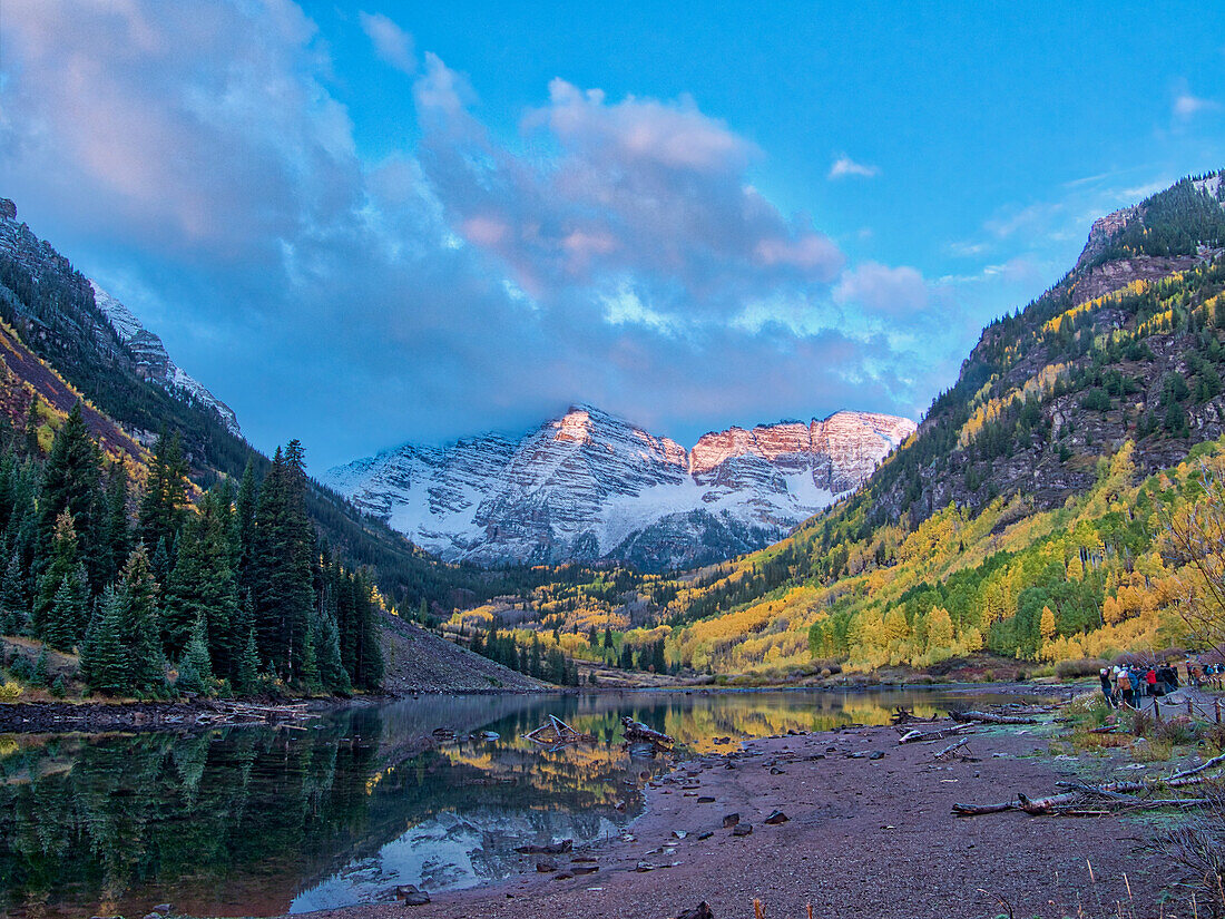 USA, Colorado, Aspen. Maroon Bells, schneebedeckte Espen und Tannen