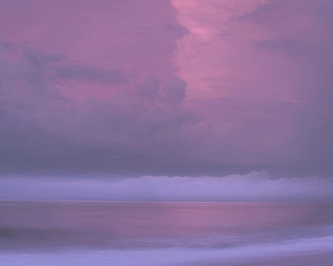 USA, New Jersey, Cape May Nationaler Meeresstrand. Abstraktes Bild von Meer und Wolken bei Sonnenaufgang.