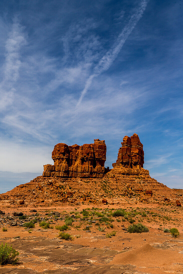 Ein Felshügel erhebt sich aus der Wüste von New Mexico.