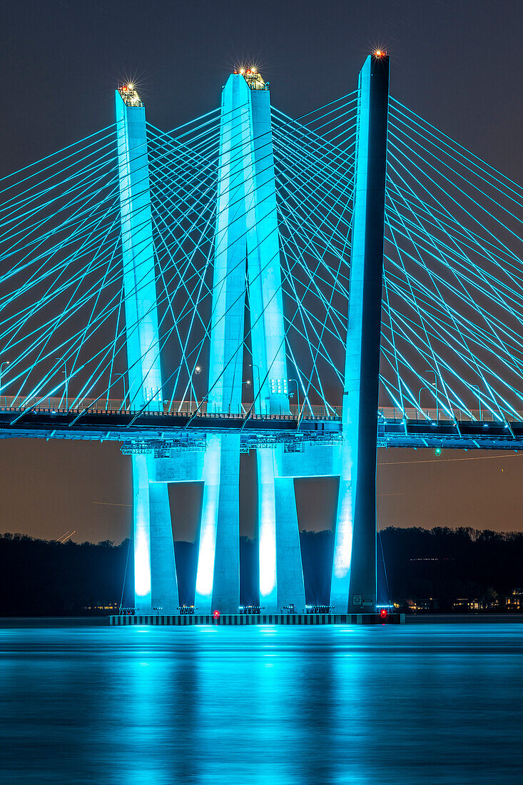 USA, New York, Tarrytown. Hudson River und die Gov. Mario Cuomo (Tappan Zee) Brücke bei Nacht.