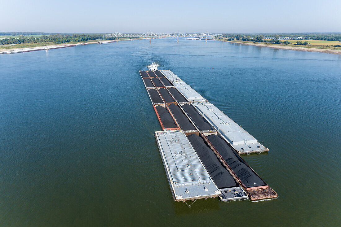 Luftaufnahme eines Lastkahns auf dem Ohio River in der Nähe des Zusammenflusses von Ohio und Mississippi, Fort Defiance State Park, Alexander County, Illinois