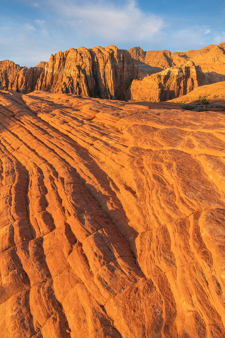 Sonnenaufgang über den versteinerten Dünen, Snow Canyon State Park, Utah.