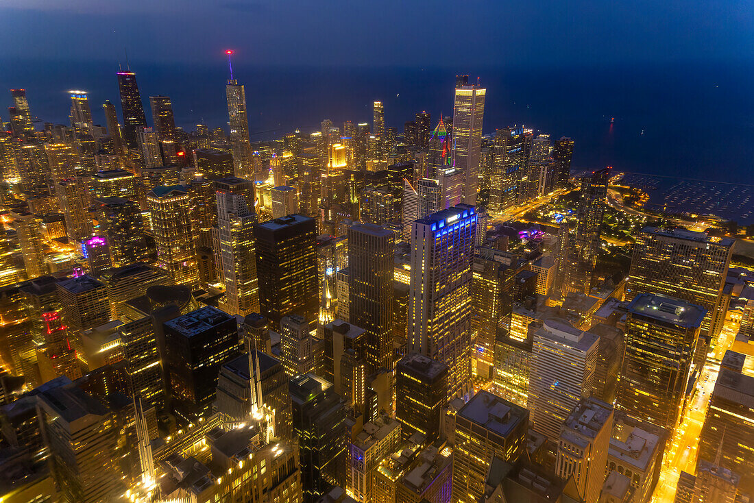 USA, Illinois, Chicago. Überblick über das Stadtzentrum in der Dämmerung. (Nur für redaktionelle Zwecke)